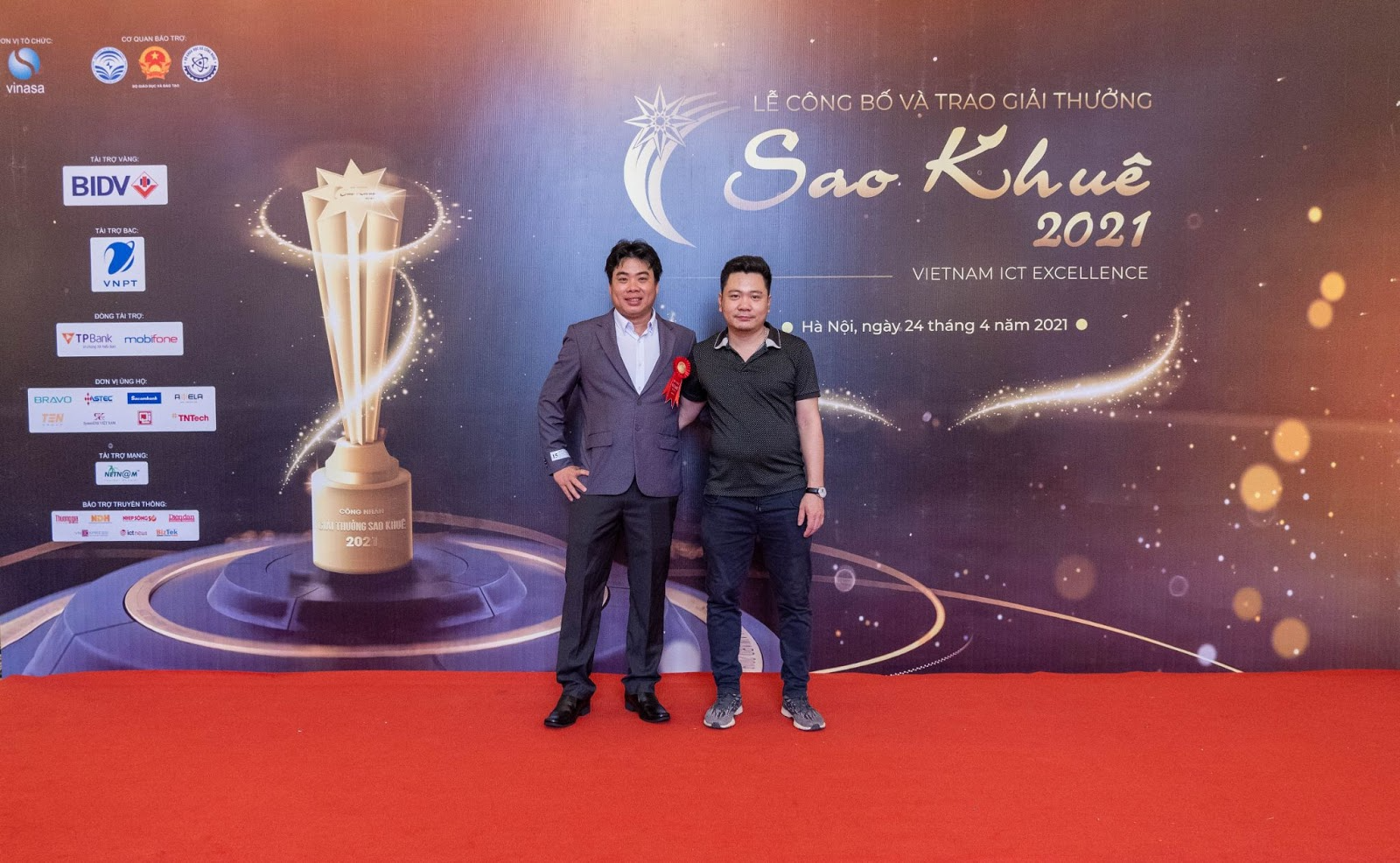Ông Trương Huy Trường cùng ông Nguyễn Hồng Thái (phải) - GĐ kinh doanh chi nhánh Hà Nội